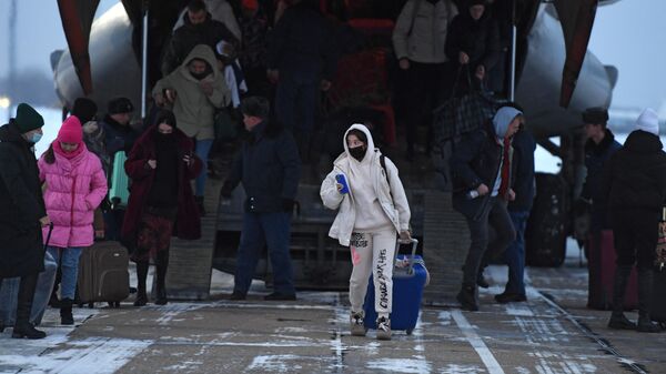 Граждане России, эвакуированные из Алма-Аты на военно-транспортных самолетах Министерства обороны РФ, прибыли в Москву