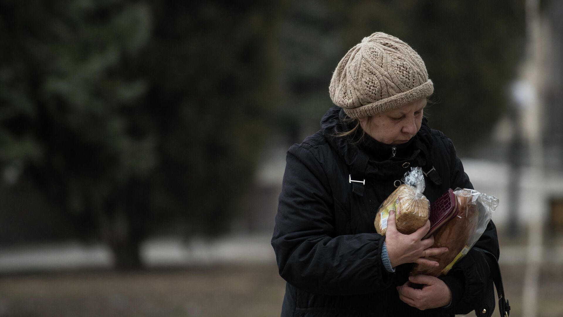 Женщина держит буханки хлеба, Украина - РИА Новости, 1920, 12.01.2022