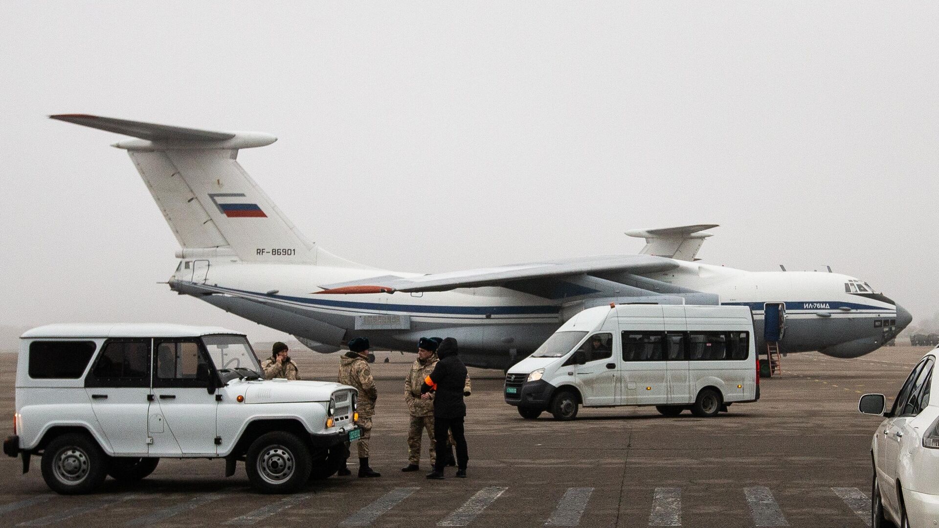 Военнослужащие из состава контингента миротворческих сил ОДКБ и самолет Ил-76 Министерства обороны РФ на аэродроме в Алма-Ате - РИА Новости, 1920, 19.01.2022