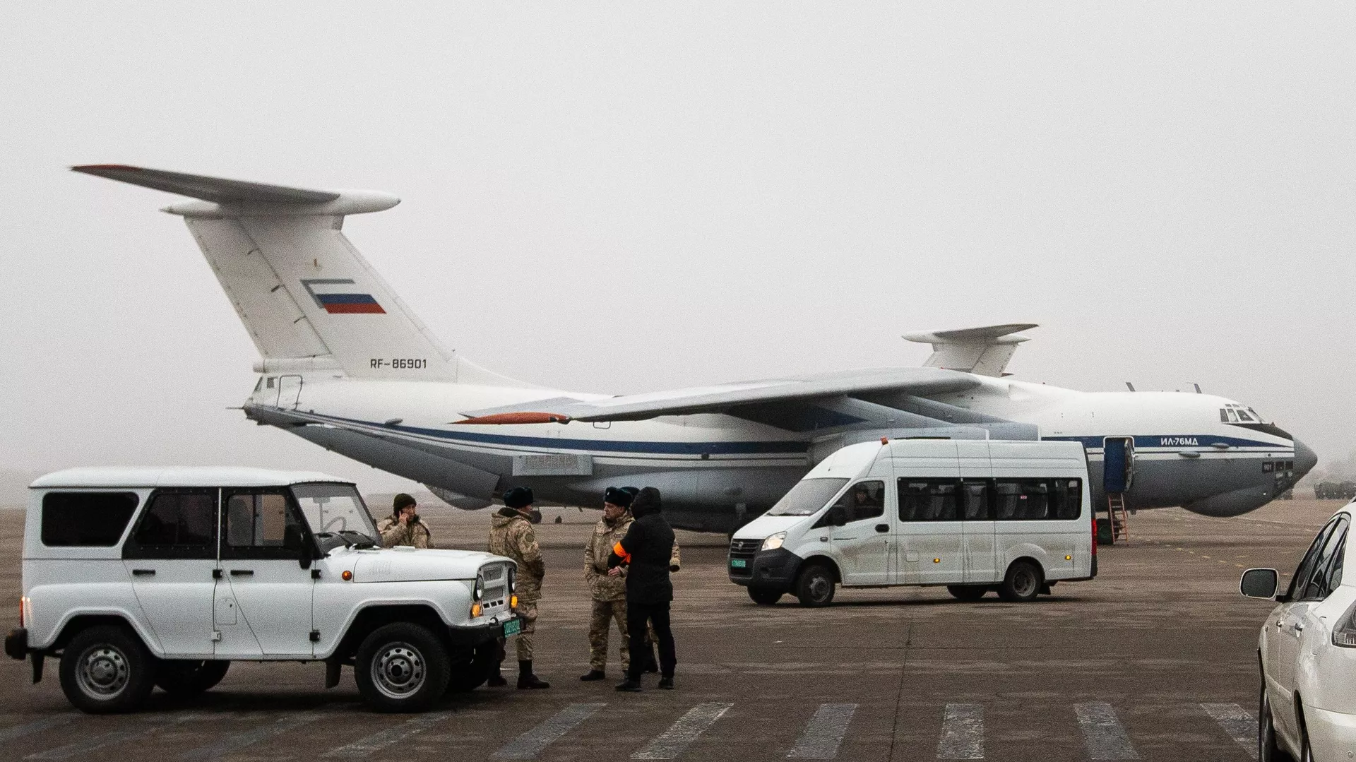 Военнослужащие из состава контингента миротворческих сил ОДКБ и самолет Ил-76 Министерства обороны РФ на аэродроме в Алма-Ате - РИА Новости, 1920, 12.01.2022