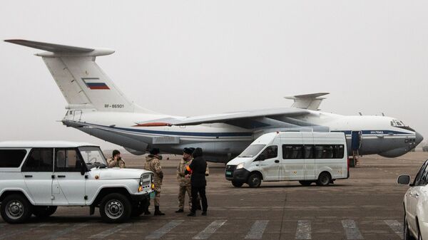 Военнослужащие из состава контингента миротворческих сил ОДКБ и самолет Ил-76 Министерства обороны РФ на аэродроме в Алма-Ате