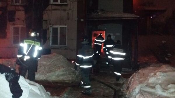 Сотрудники МЧС на месте пожара в доме престарелых в Пушкино, Московская область