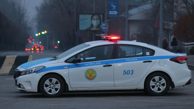 Полицейский автомобиль на одной из улиц в Алма-Ате