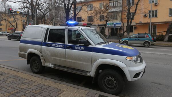 Полицейский автомобиль на одной из улиц в Алма-Ате