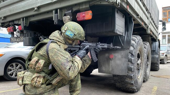 Военнослужащий из состава российского контингента миротворческих сил ОДКБ