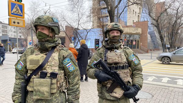 Военнослужащие из состава российского контингента миротворческих сил ОДКБ на улице в Алма-Ате