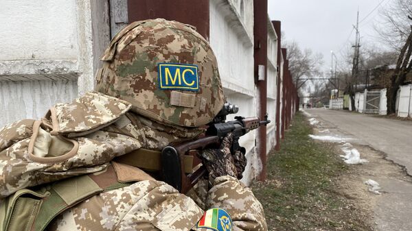 Военнослужащий Таджикистана из состава контингента миротворческих сил ОДКБ, охраняющий территорию энергетического комплекса ТЭЦ-1 в Алма-Ате