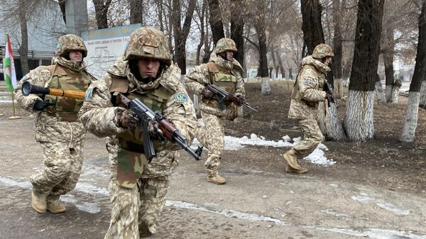 Военнослужащие Таджикистана из состава контингента миротворческих сил ОДКБ, охраняющие территорию энергетического комплекса ТЭЦ-1 в Алма-Ате