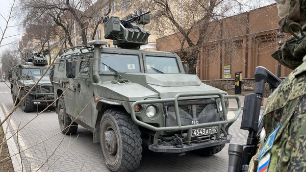 Бронированный автомобиль Тигрроссийского контингента миротворческих сил ОДКБ на улице в Алма-Ате