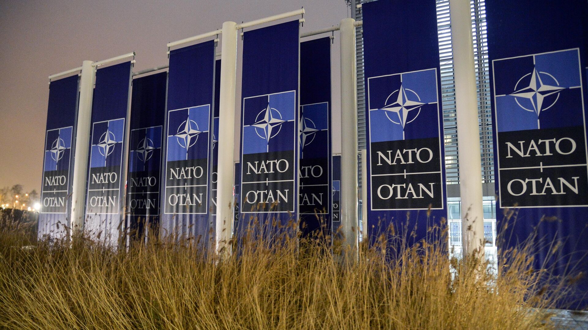 Баннеры с логотипом НАТО - РИА Новости, 1920, 29.11.2022