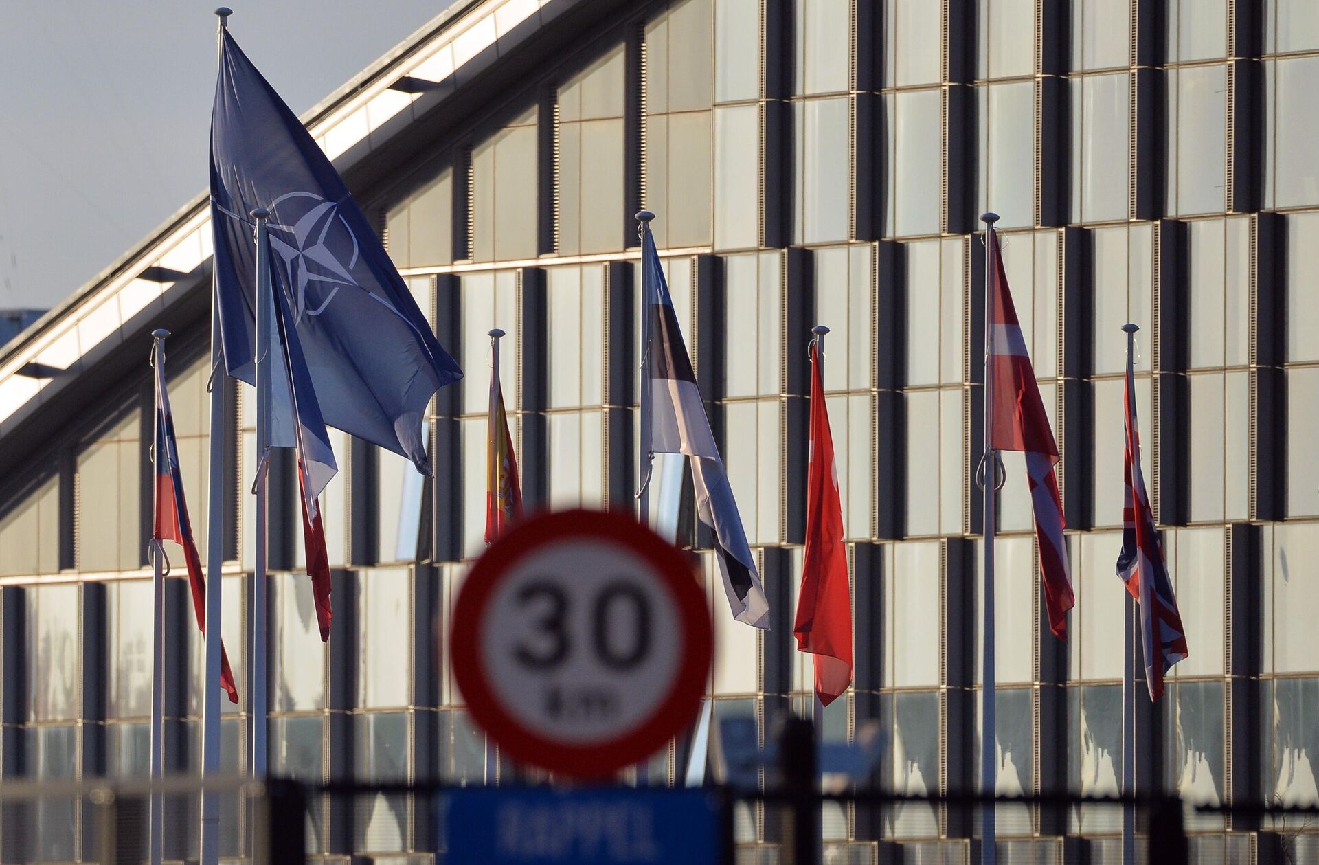 Флаги НАТО и государств-участников перед штаб-квартирой организации в Брюсселе - РИА Новости, 1920, 08.05.2022