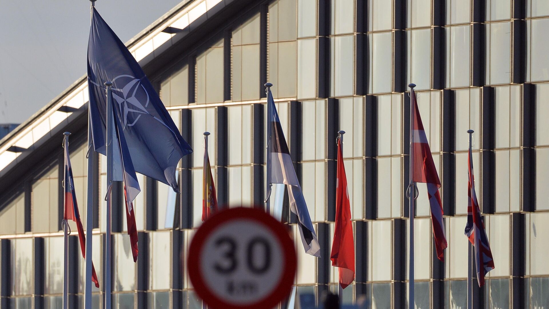 Флаги НАТО и государств-участников перед штаб-квартирой организации в Брюсселе - РИА Новости, 1920, 14.01.2022