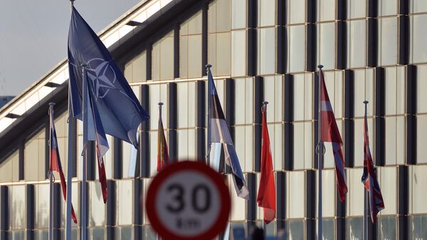 Флаг НАТО перед штаб-квартирой организации в Брюсселе