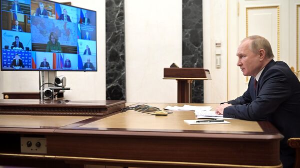 Президент РФ Владимир Путин проводит встречу с членами правительства РФ в режиме видеоконференции