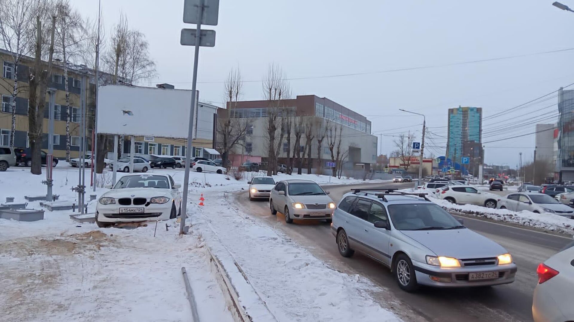 В Красноярске женщина-водитель BMW сбила 8-летнего мальчика на тротуаре - РИА Новости, 1920, 12.01.2022