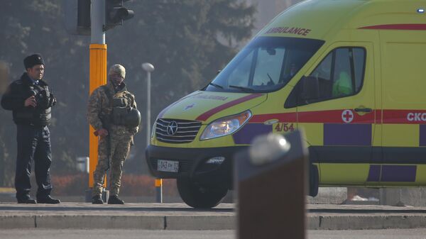 Сотрудник полиции и военнослужащий на одной из улиц в Алма-Ате