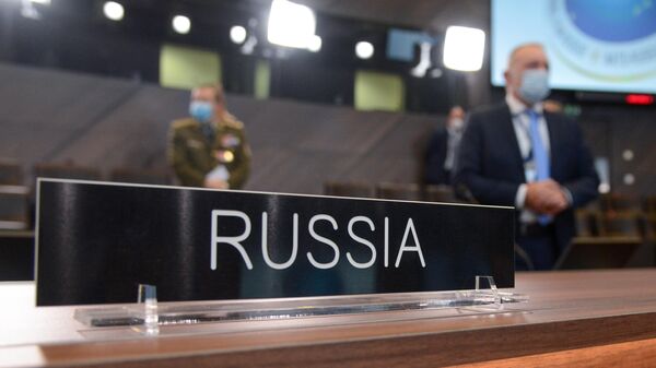 Табличка на столе делегации России перед началом заседания Совета Россия - НАТО в Брюсселе