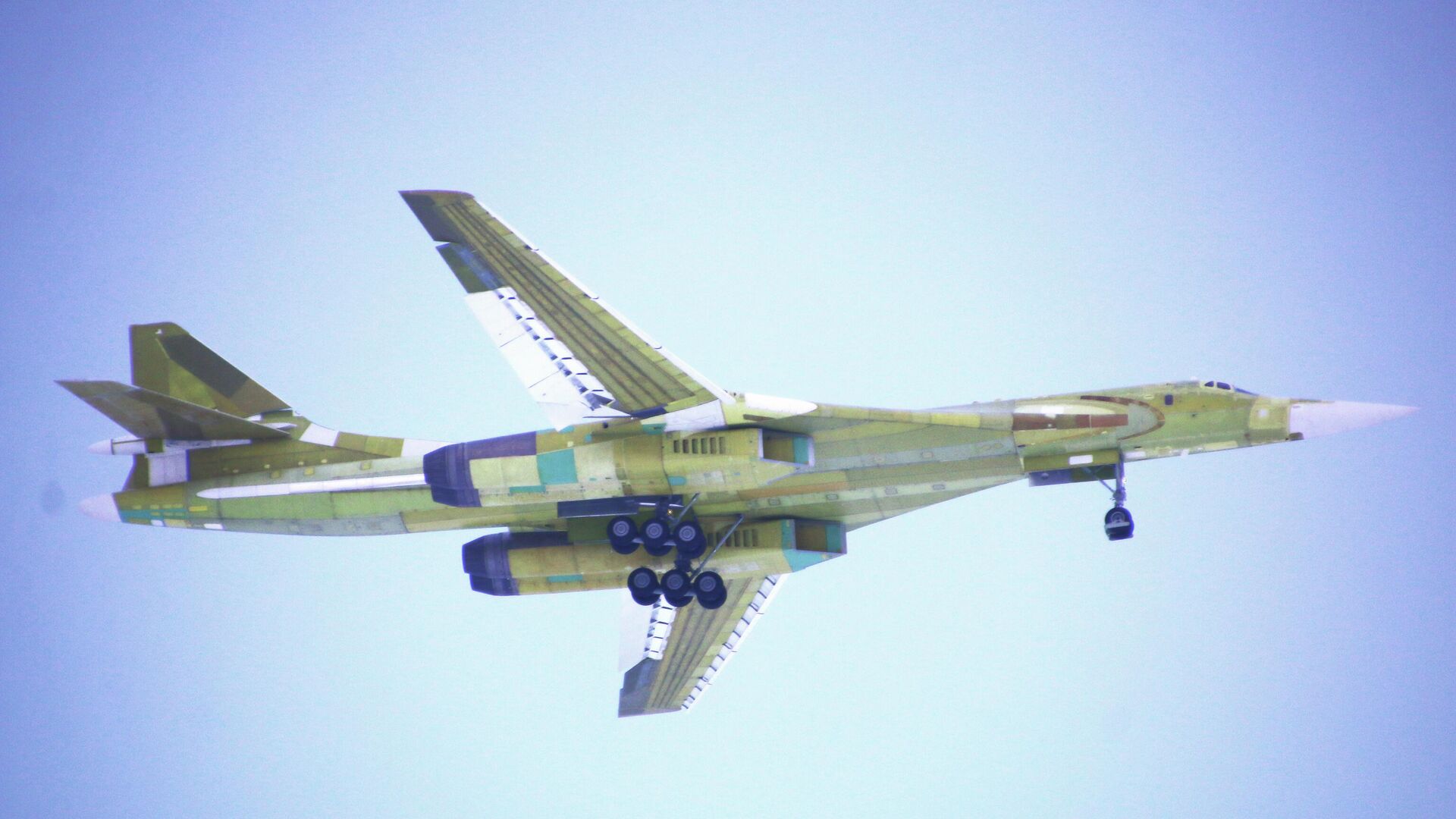 Стратегический сверхзвуковой бомбардировщик-ракетоносец Ту-160М совершил первый полет - РИА Новости, 1920, 16.09.2023
