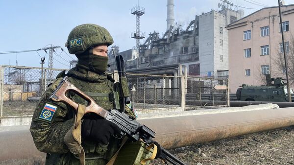 Военнослужащий из состава российского контингента миротворческих сил ОДКБ во время охраны ТЭЦ-3 в Алма-Ате