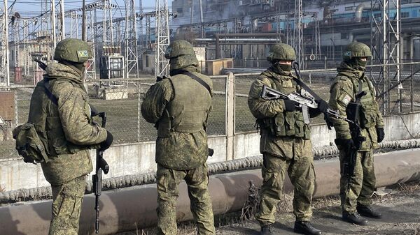 Военнослужащие из состава российского контингента миротворческих сил ОДКБ во время охраны ТЭЦ-3 в Алма-Ате