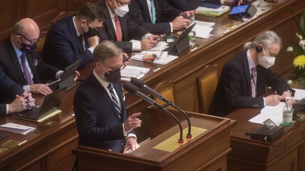 Премьер-министр Чехии Петр Фиала выступает на заседании парламента