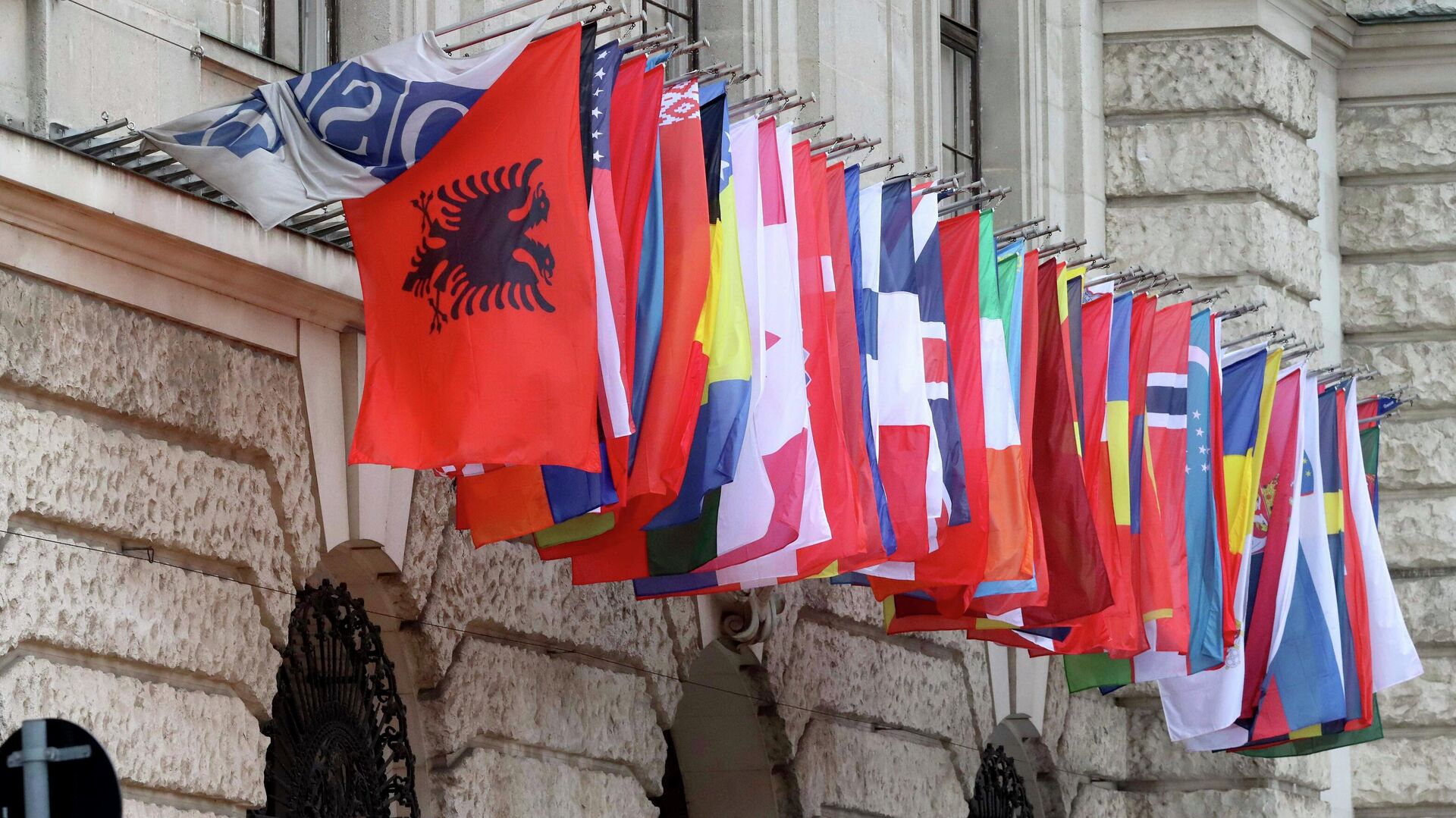 Флаги на здании штаб-квартиры ОБСЕ в Вене, Австрия - РИА Новости, 1920, 02.12.2022