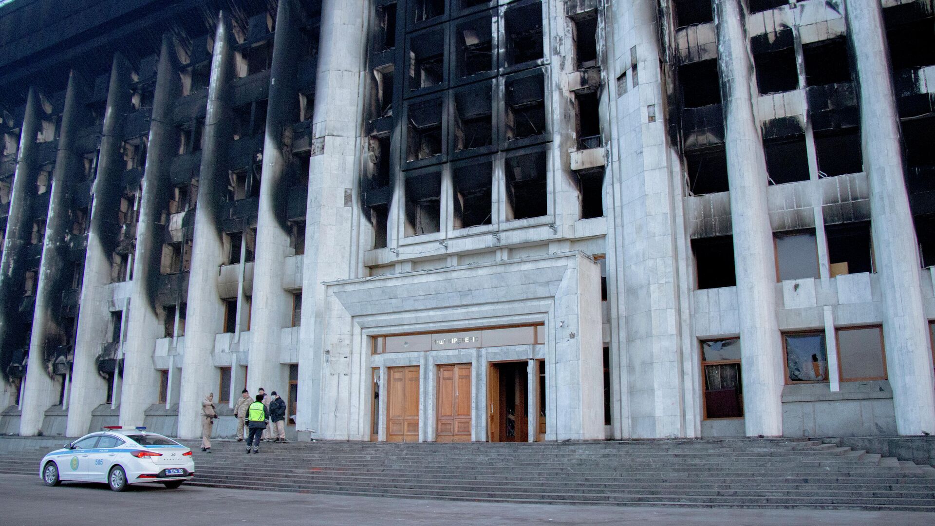 Сотрудники полиции возле пострадавшего от пожара здания Акимата в Алма-Ате - РИА Новости, 1920, 14.01.2022