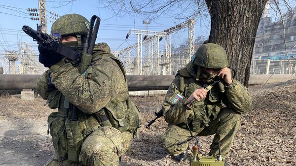Военнослужащие из состава российского контингента миротворческих сил ОДКБ, охраняющие территорию  ТЭЦ-3 в Алма-Ате