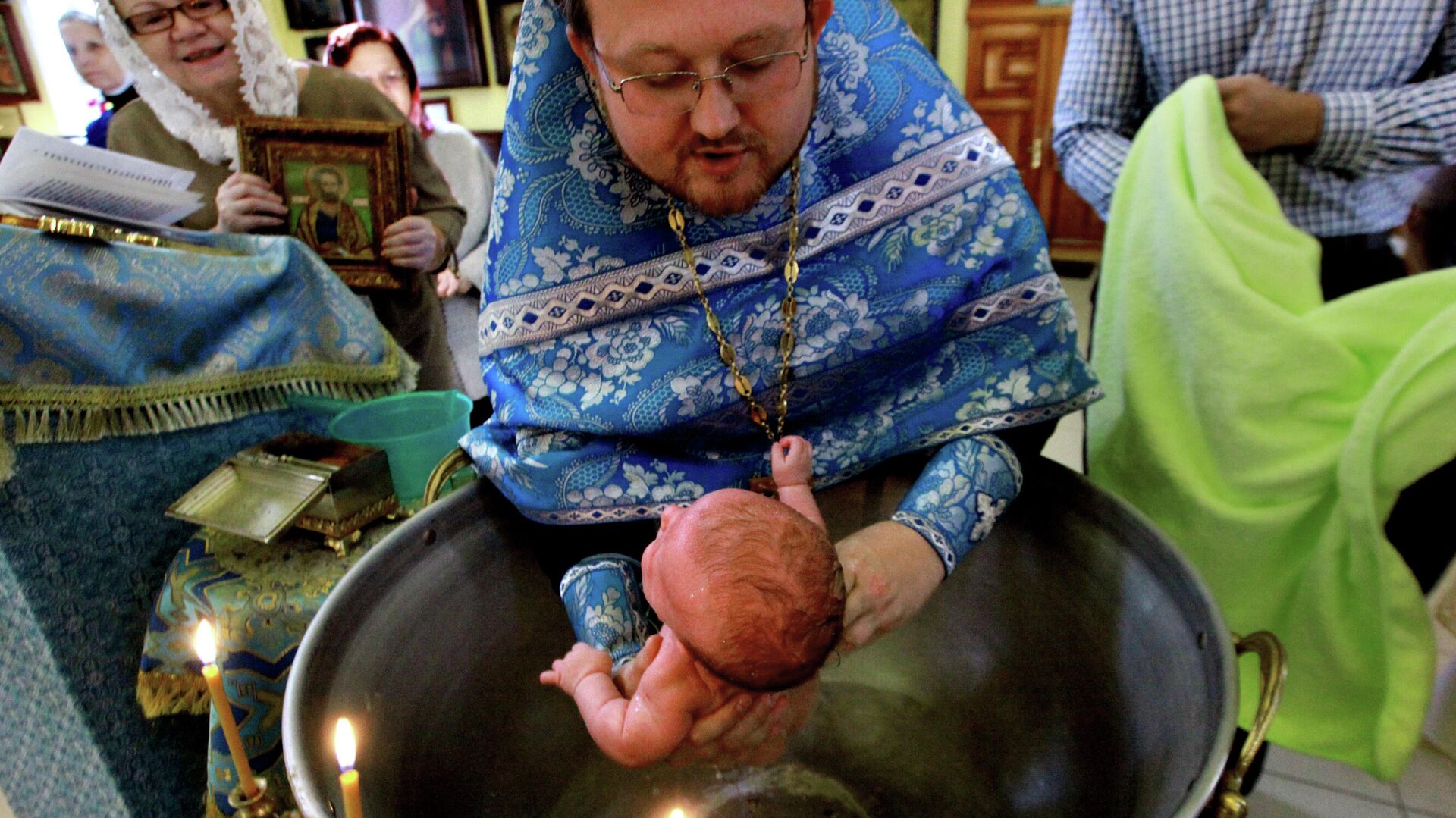 Обряд крещения младенца в храме Святителя Николая Чудотворца во Владивостоке - РИА Новости, 1920, 05.02.2022
