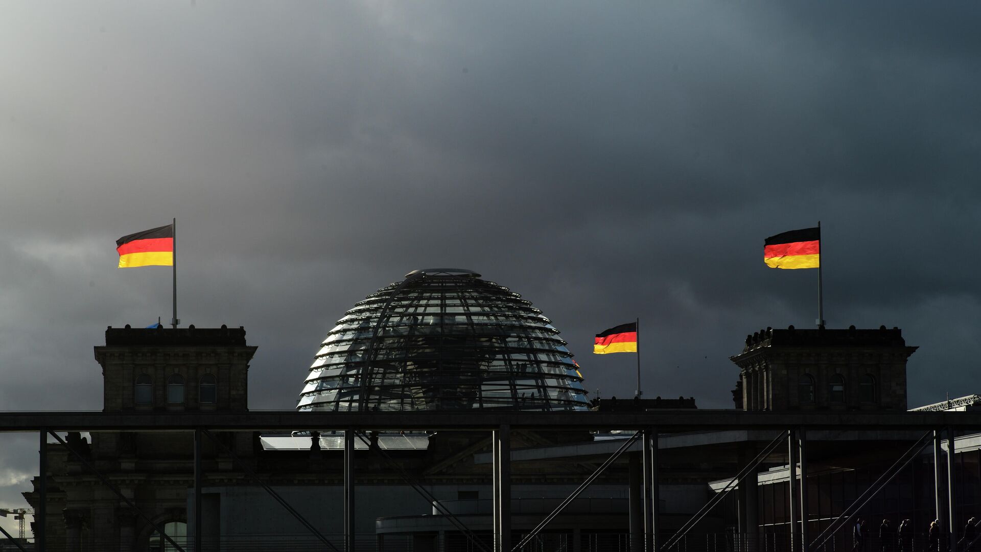 Флаги на здании бундестага в Берлине, Германия - РИА Новости, 1920, 02.02.2022