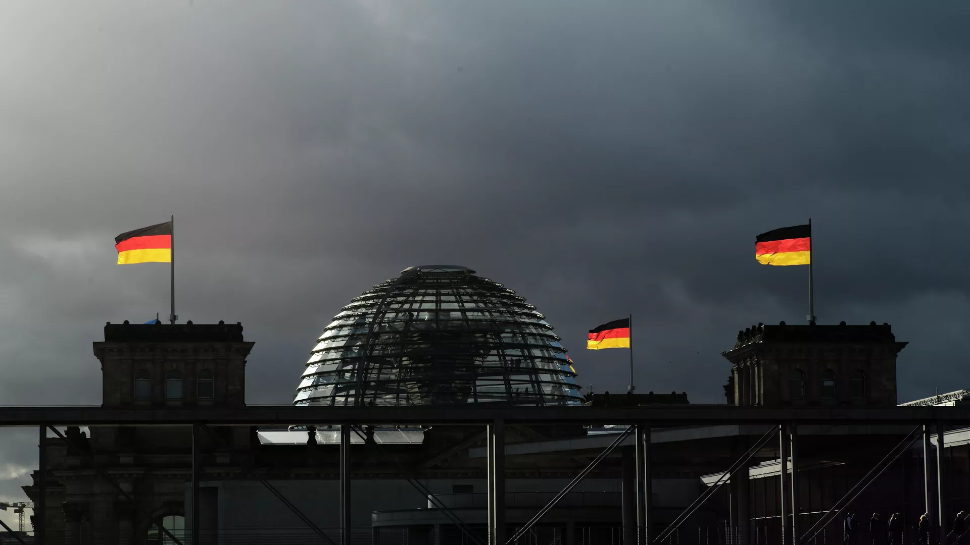 Флаги на здании бундестага в Берлине, Германия - РИА Новости, 1920, 12.04.2024