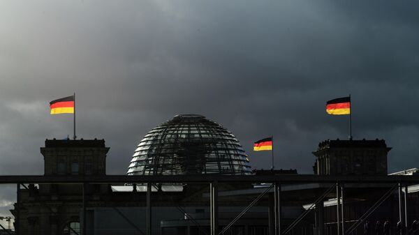 Флаги на здании бундестага в Берлине