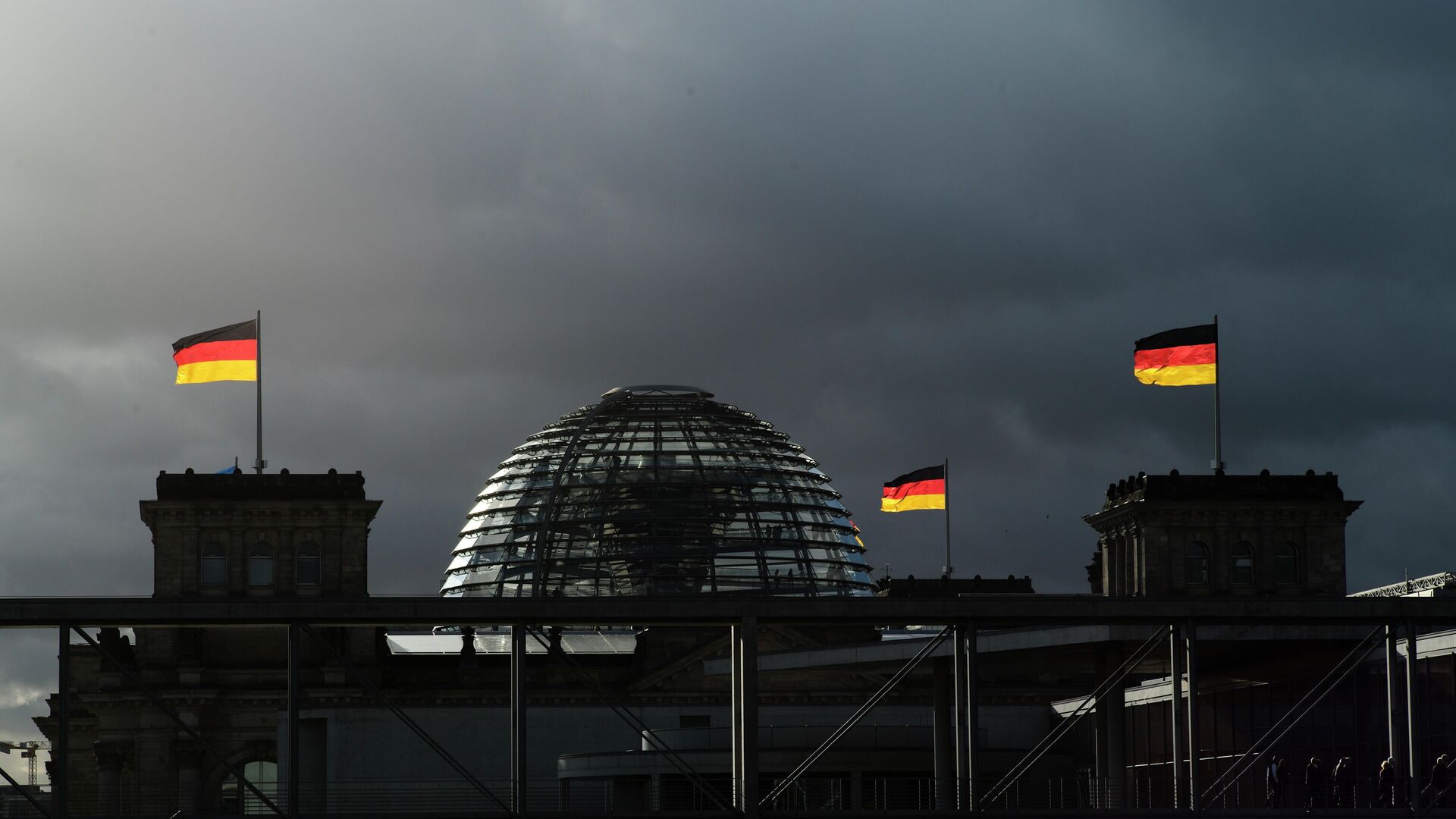 Флаги на здании бундестага в Берлине, Германия - РИА Новости, 1920, 02.02.2022