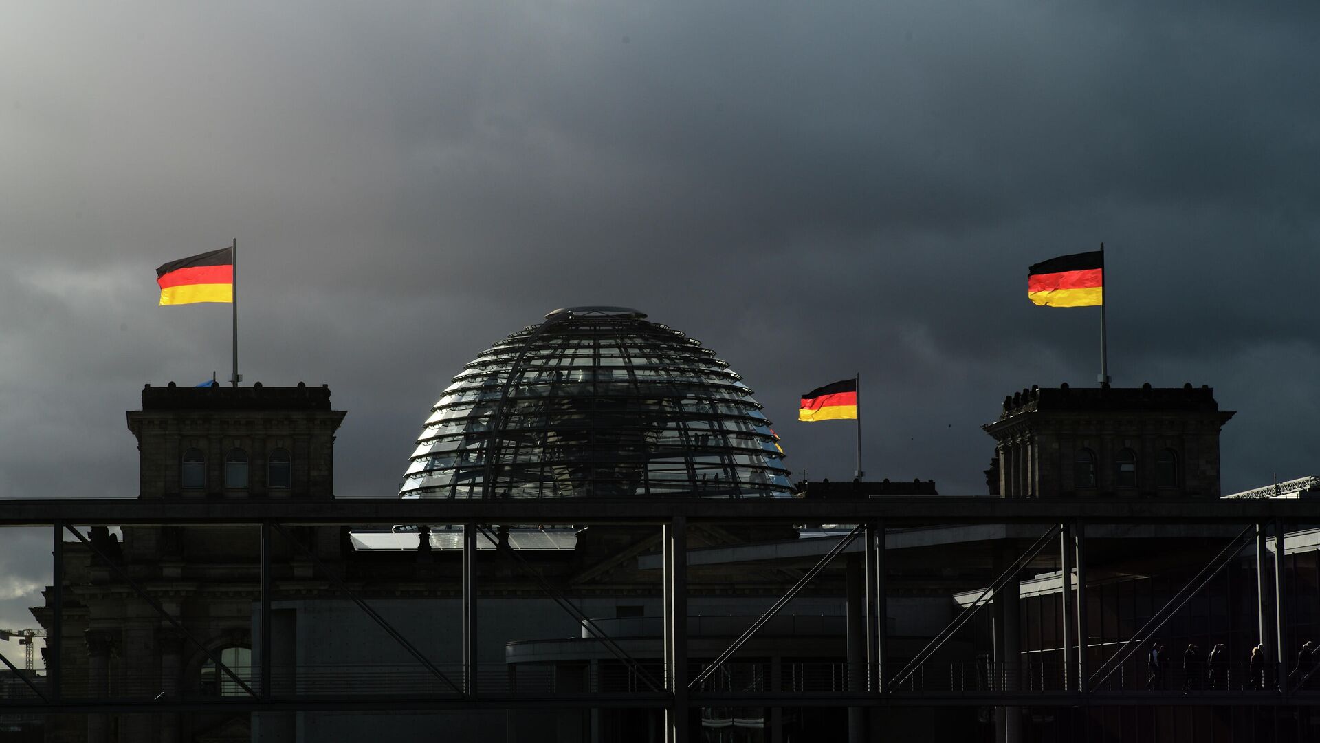 Флаги на здании Бундестага в Берлине, Германия - РИА Новости, 1920, 24.02.2022