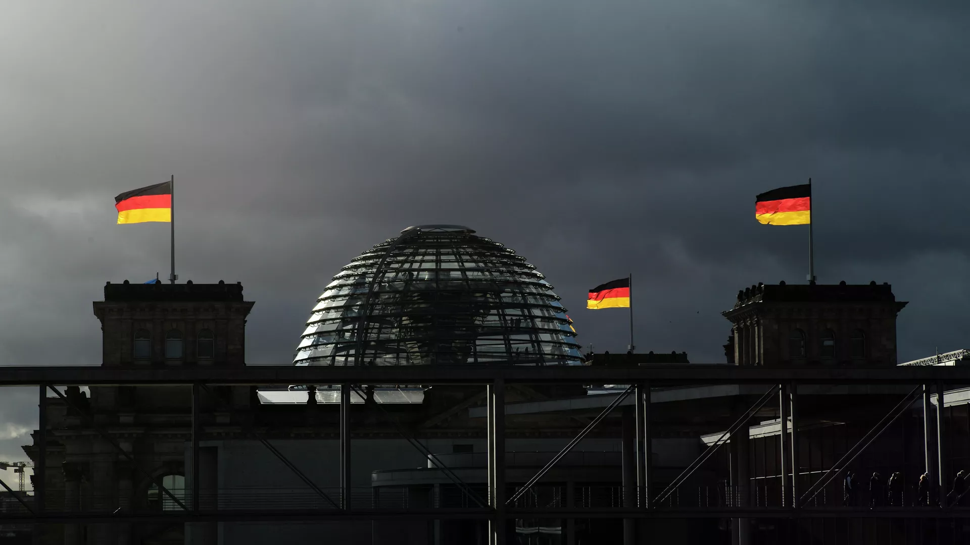 Флаги на здании Бундестага в Берлине, Германия - РИА Новости, 1920, 02.04.2022