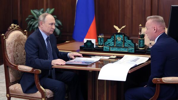 Президент РФ Владимир Путин и председатель совета директоров компании Уралхим Дмитрий Мазепин во время встречи. 13 января 2022