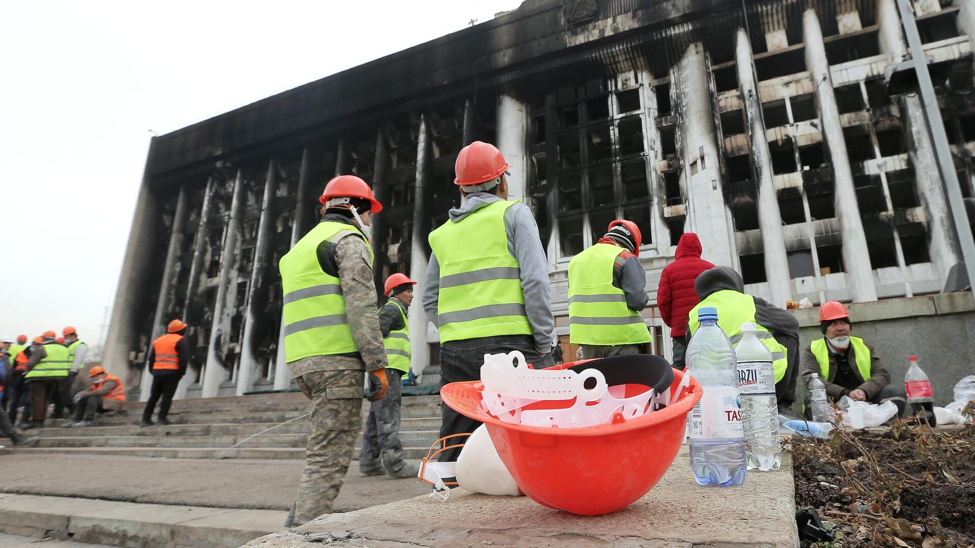 Рабочие во время восстановительных работ пострадавшего от пожара здания Акимата в Алма-Ате - РИА Новости, 1920, 15.01.2022