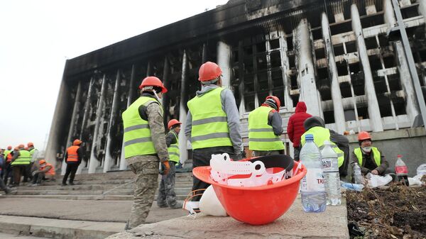 Рабочие во время восстановительных работ пострадавшего от пожара здания Акимата в Алма-Ате