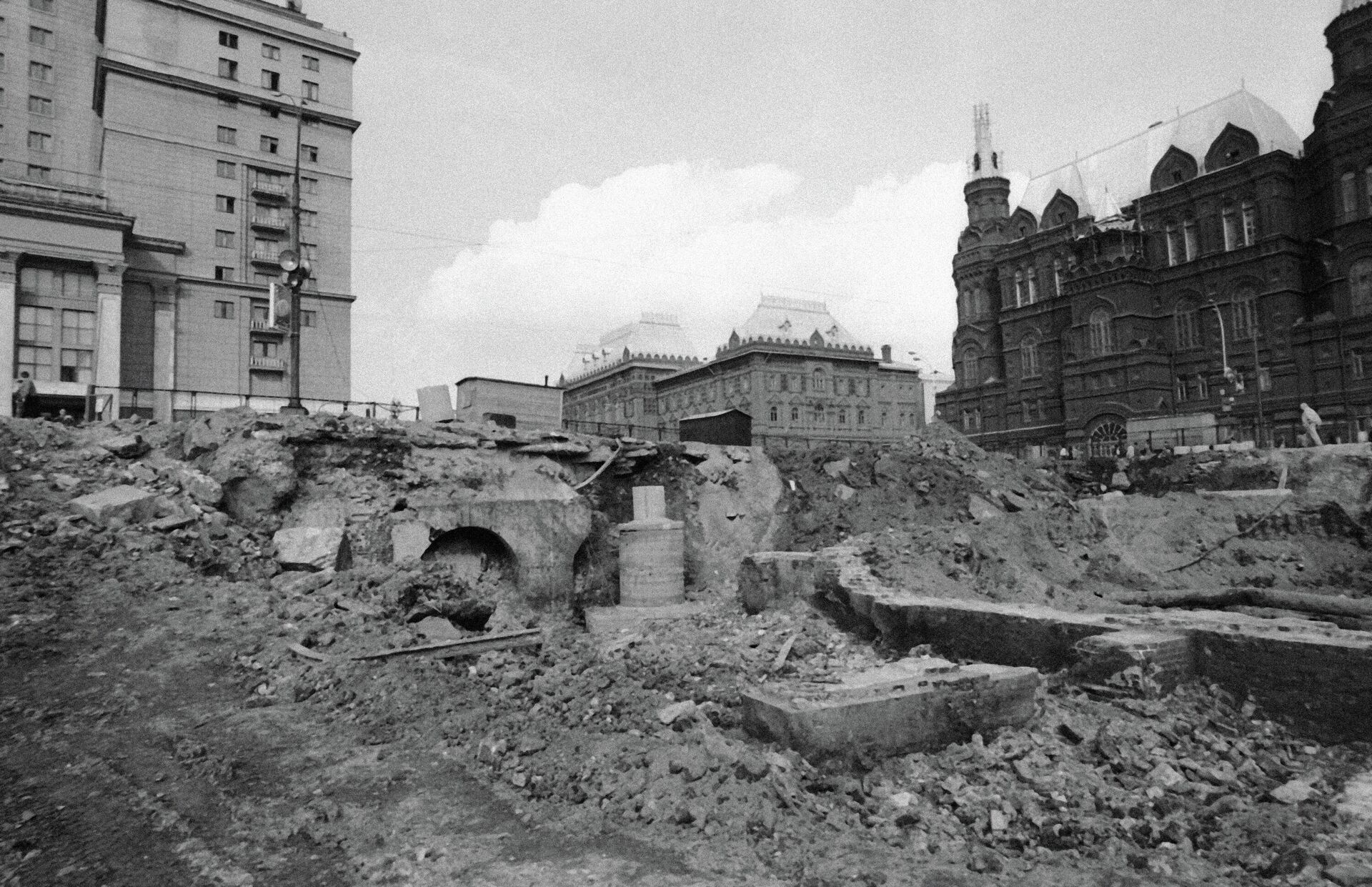 Археологические раскопки на Манежной площади, 1994 год  - РИА Новости, 1920, 14.01.2022