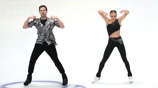 Виктория Синицина и Никита Кацалапов выступают с ритмическим танцем на чемпионате России в Санкт-Петербурге.