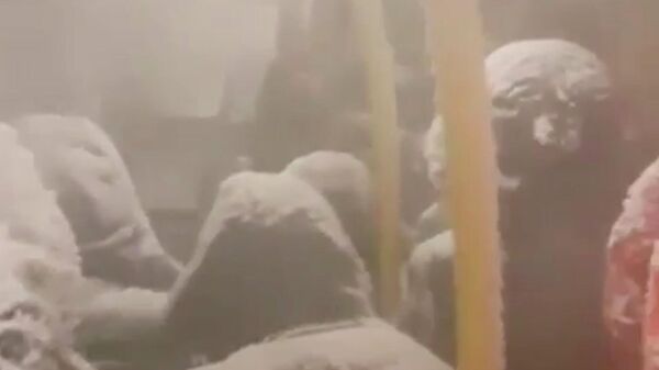 Пассажиров автобуса замело снегом в Норильске. Кадр из видео