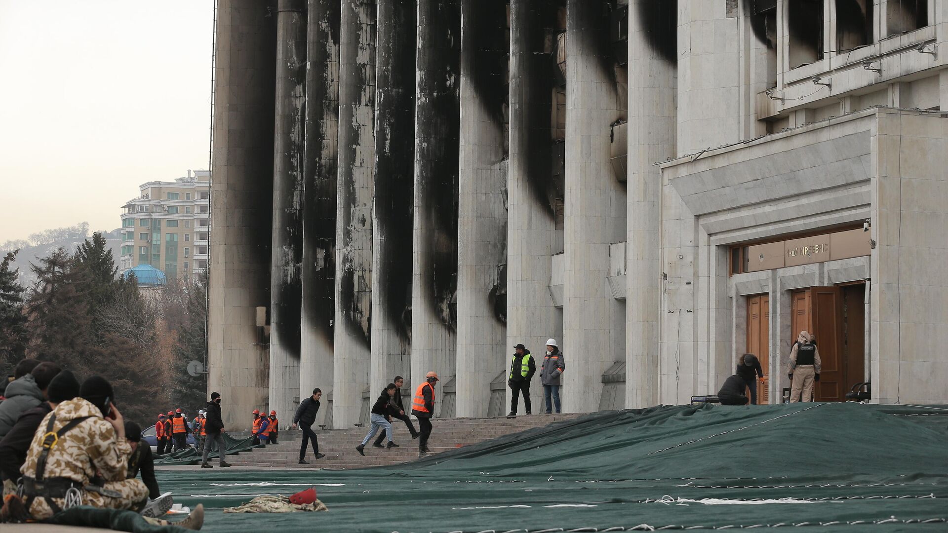 Рабочие во время восстановительных работ пострадавшего от пожара здания Акимата в Алма-Ате - РИА Новости, 1920, 29.01.2022