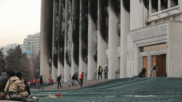 Рабочие во время восстановительных работ пострадавшего от пожара здания Акимата в Алма-Ате