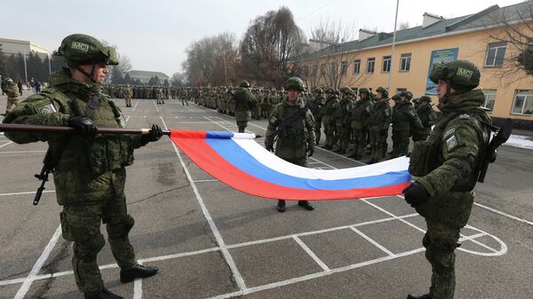 Российские военнослужащие во время церемонии, посвященной выводу миротворческих сил ОДКБ из Казахстана