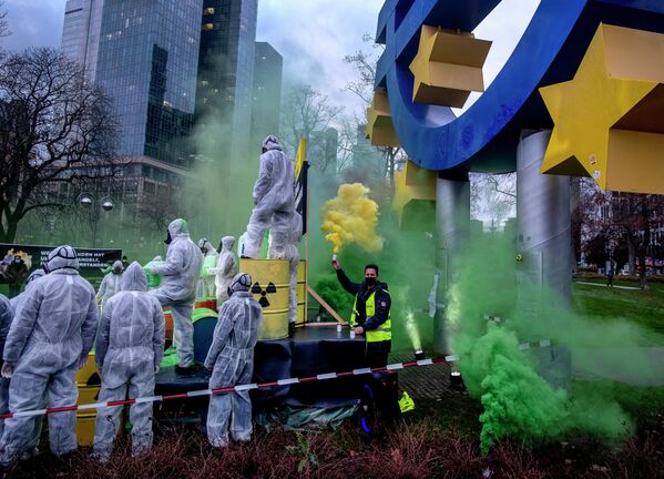 Активисты Greenpeace и Koala Kollektiv во время акции протеста против гринвошинга атомной энергии Европейским союзом во Франкфурте