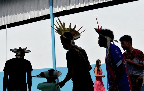Коренные жители этнической группы Патаксо исполняют традиционные танцы в своем временном убежище после наводнения, обрушившегося на деревню Нао Ксоха в Бразилии