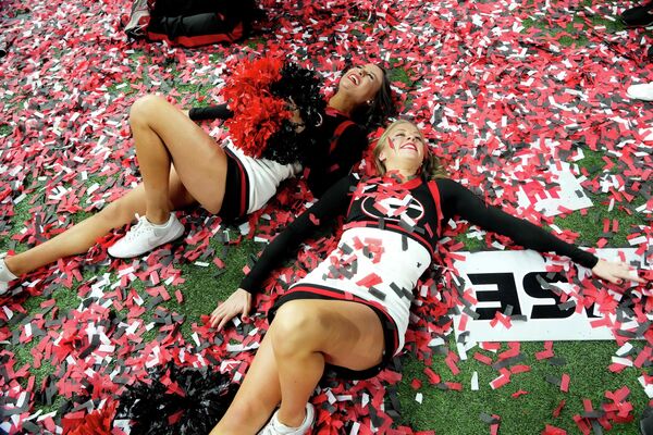 Черлидерши Georgia Bulldogs празднуют победу над командой Alabama Crimson Tide во время национального чемпионата плей-офф по студенческому футболу 2022