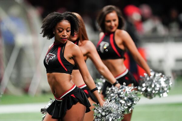 Девушки из группы поддержки Atlanta Falcons выступают во время матча НФЛ против New Orleans Saints