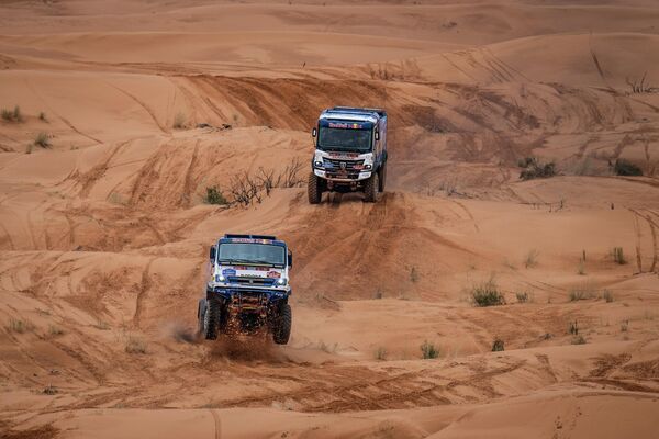 Машины экипажа 509 и экипажа 505 спортивной команды КАМАЗ-мастер на трассе 2-го этапа ралли-марафона Дакар-2022 в классе грузовиков в Саудовской Аравии