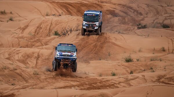 Машины экипажа 509 и экипажа 505 спортивной команды КАМАЗ-мастер на трассе 2-го этапа ралли-марафона Дакар-2022 в классе грузовиков в Саудовской Аравии